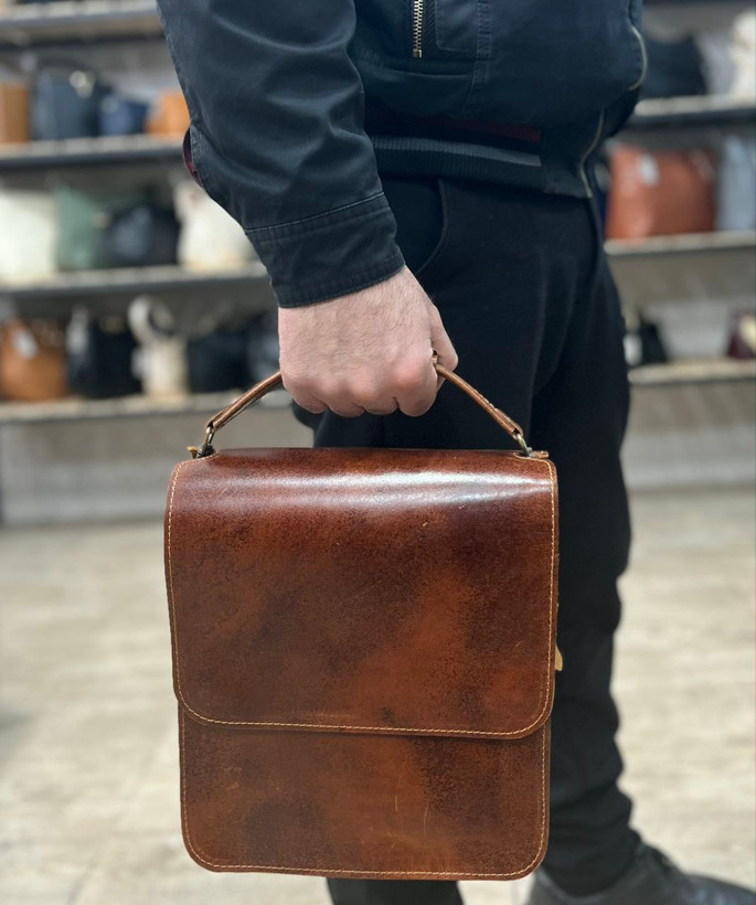 کیف مردانه دوشی مدل دسته آزاد چرم طبیعی شتر با ۵ جای تفکیک شده در حالت دسته کوتاه