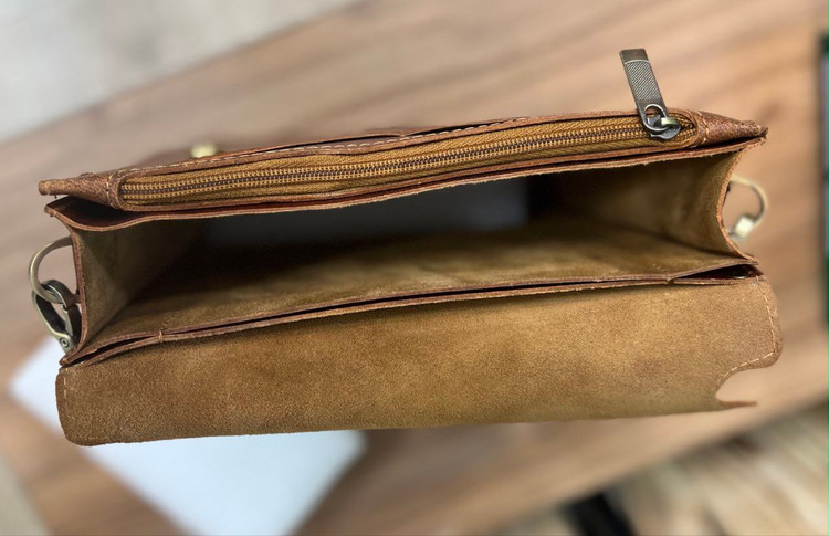 کیف مردانه دوشی مدل دسته آزاد چرم طبیعی شتر با ۵ جای تفکیک شده فضای داخلی کیف