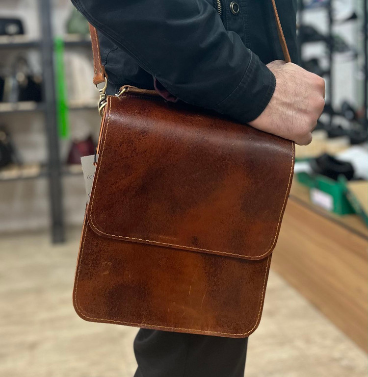 کیف مردانه دوشی مدل دسته آزاد چرم طبیعی شتر با ۵ جای تفکیک شده در حالت بند بلند
