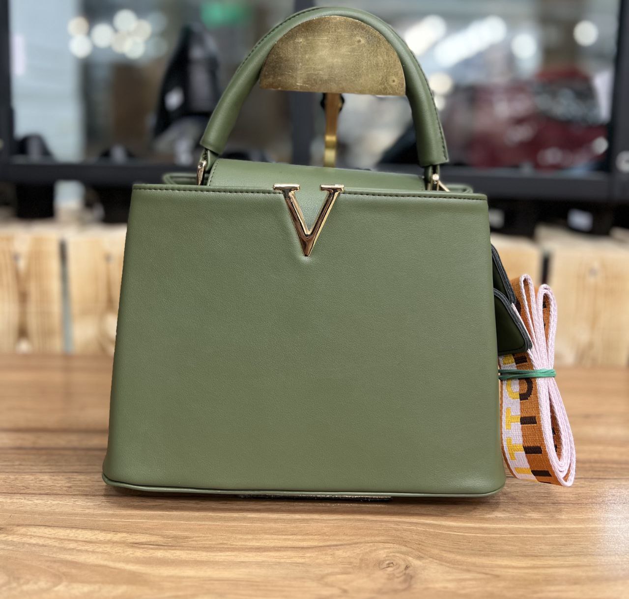 کیف زنانه طرح V چرم صنعتی لوکس، شیک و جذاب