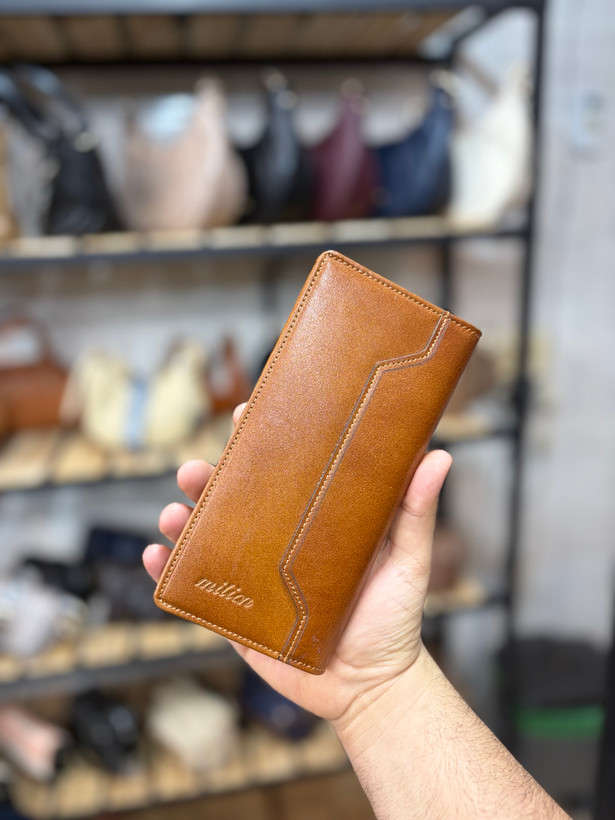 کیف پول کُتی ساده چرم طبیعی میلیان رنگ عسلی از نمای روبرو