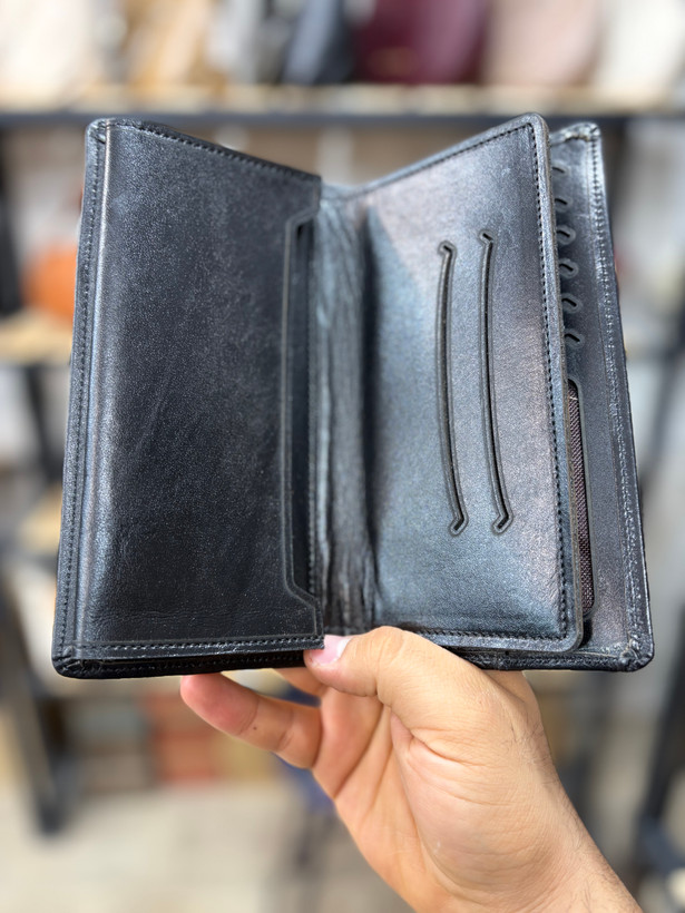 کیف پول کتی مدل نوار وسط چرم طبیعی میلیان مشکی فضای داخل کیف